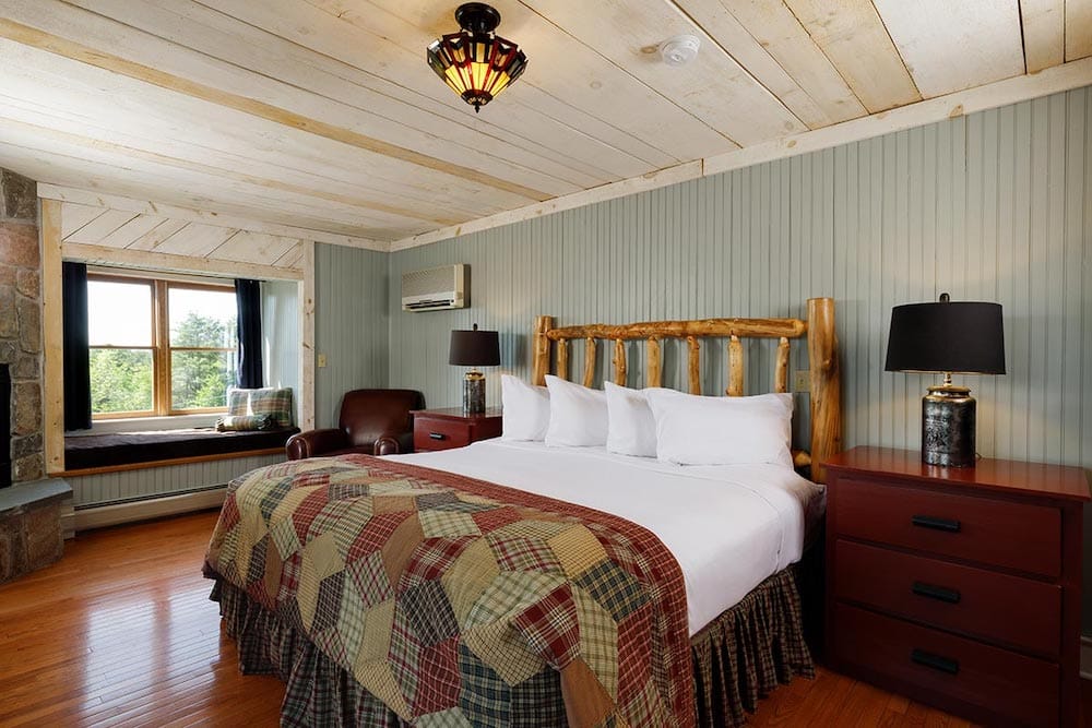 A photo of a guest room at Friends Lake Inn, perfect for after your adventure at Natural Stone Bridge and Caves